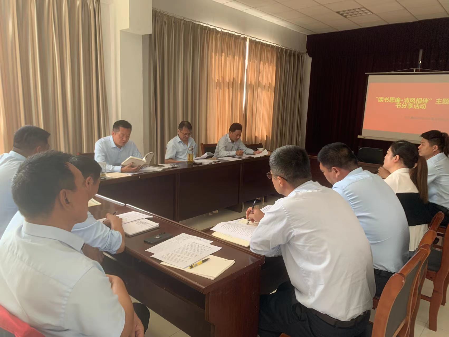 公交集團(tuán)機(jī)務(wù)技術(shù)事業(yè)部開展“讀書思廉·清風(fēng)相伴”主題讀書會活動