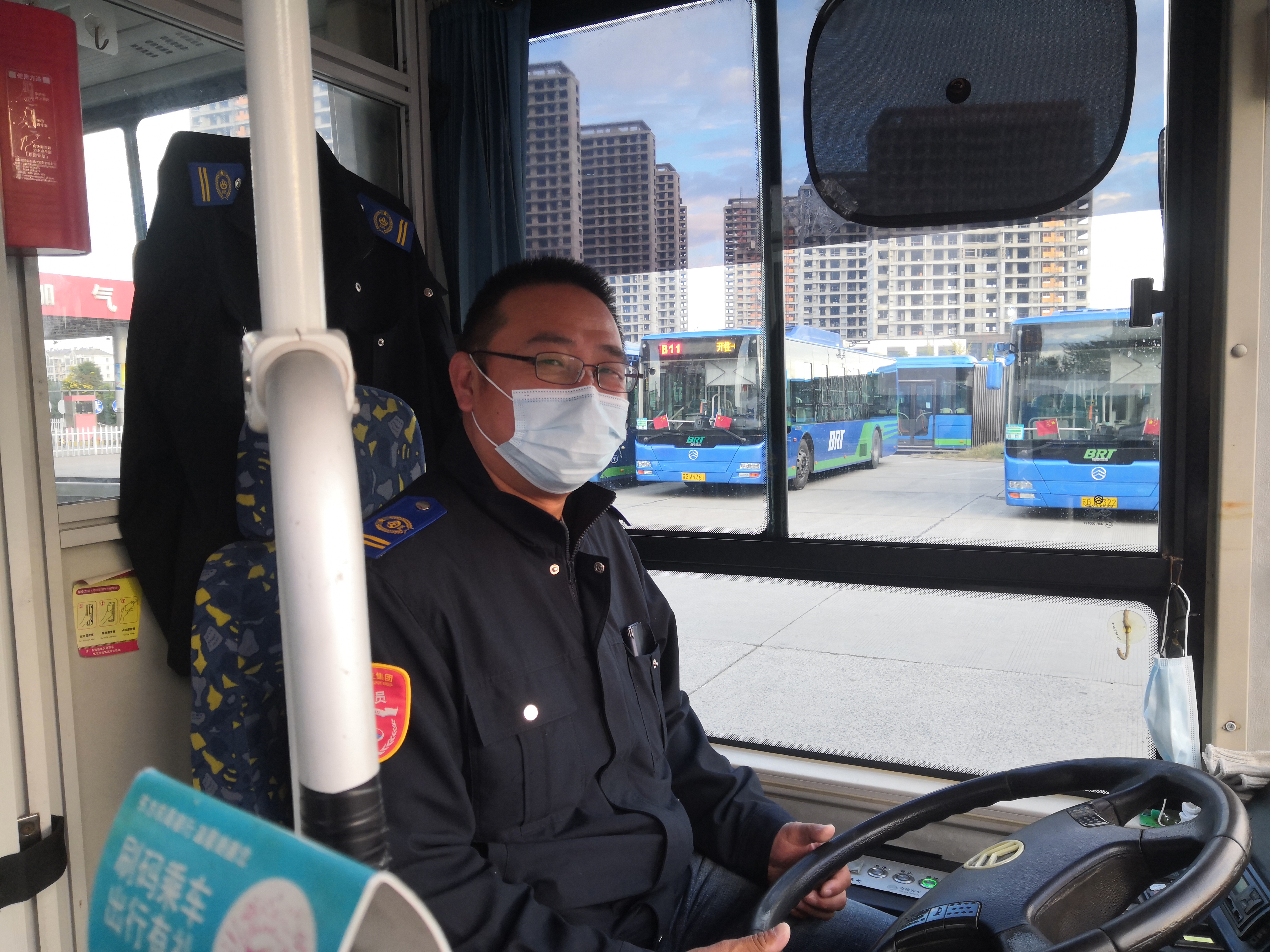 快速公交事業(yè)部B11線駕駛員王志剛撿手提包歸還乘客獲感謝