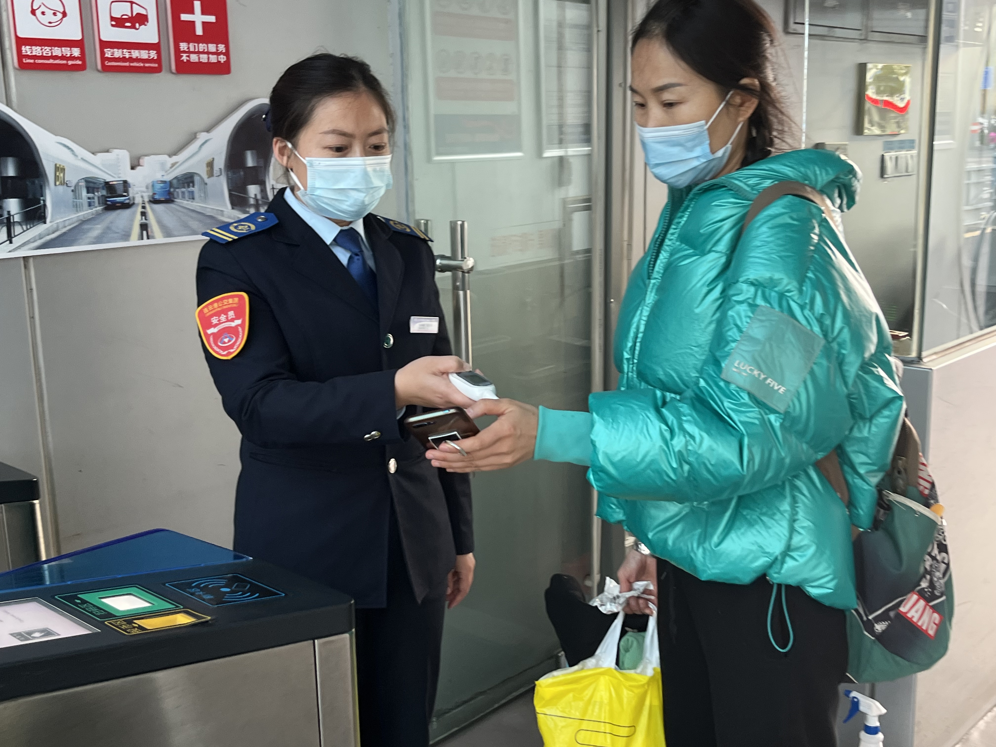 快速公交事業部站務員程珊珊熱心幫助乘客找到丟失的手提包獲感謝