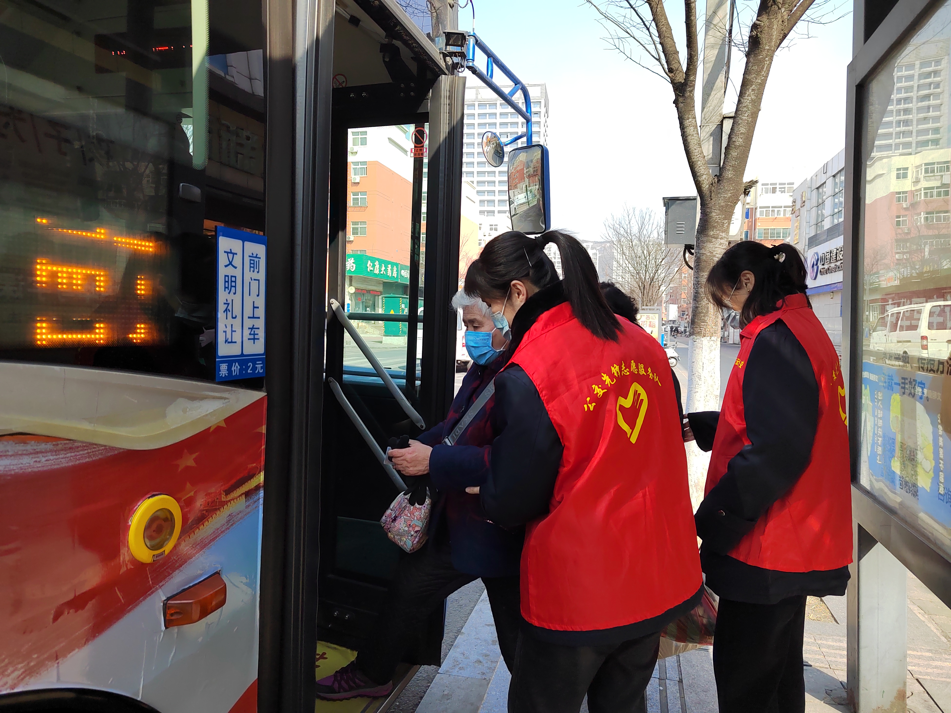 公交集團公交事業二部開展學雷鋒志愿活動