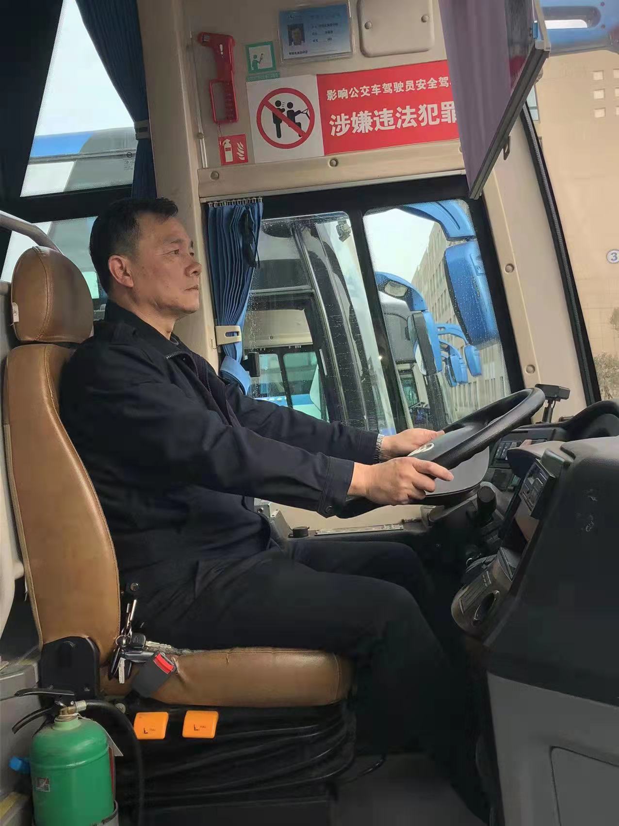 經(jīng)營發(fā)展事業(yè)部駕駛員朱崇喜拾金不昧受表揚