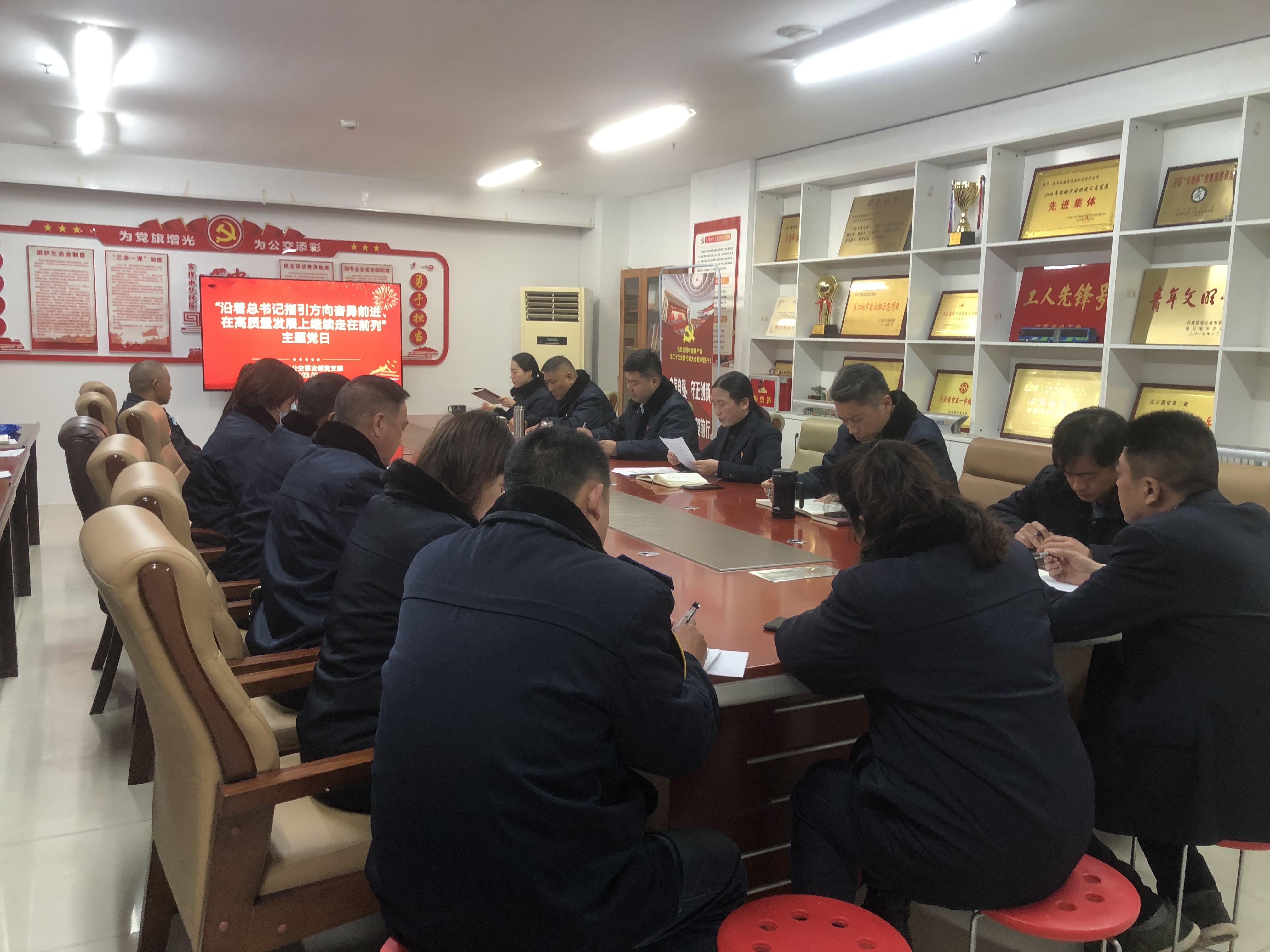 快速公交事業(yè)部黨支部開展“沿著總書記指引方向奮勇前進(jìn)、在高質(zhì)量發(fā)展上繼續(xù)走在前列”主題黨日活動