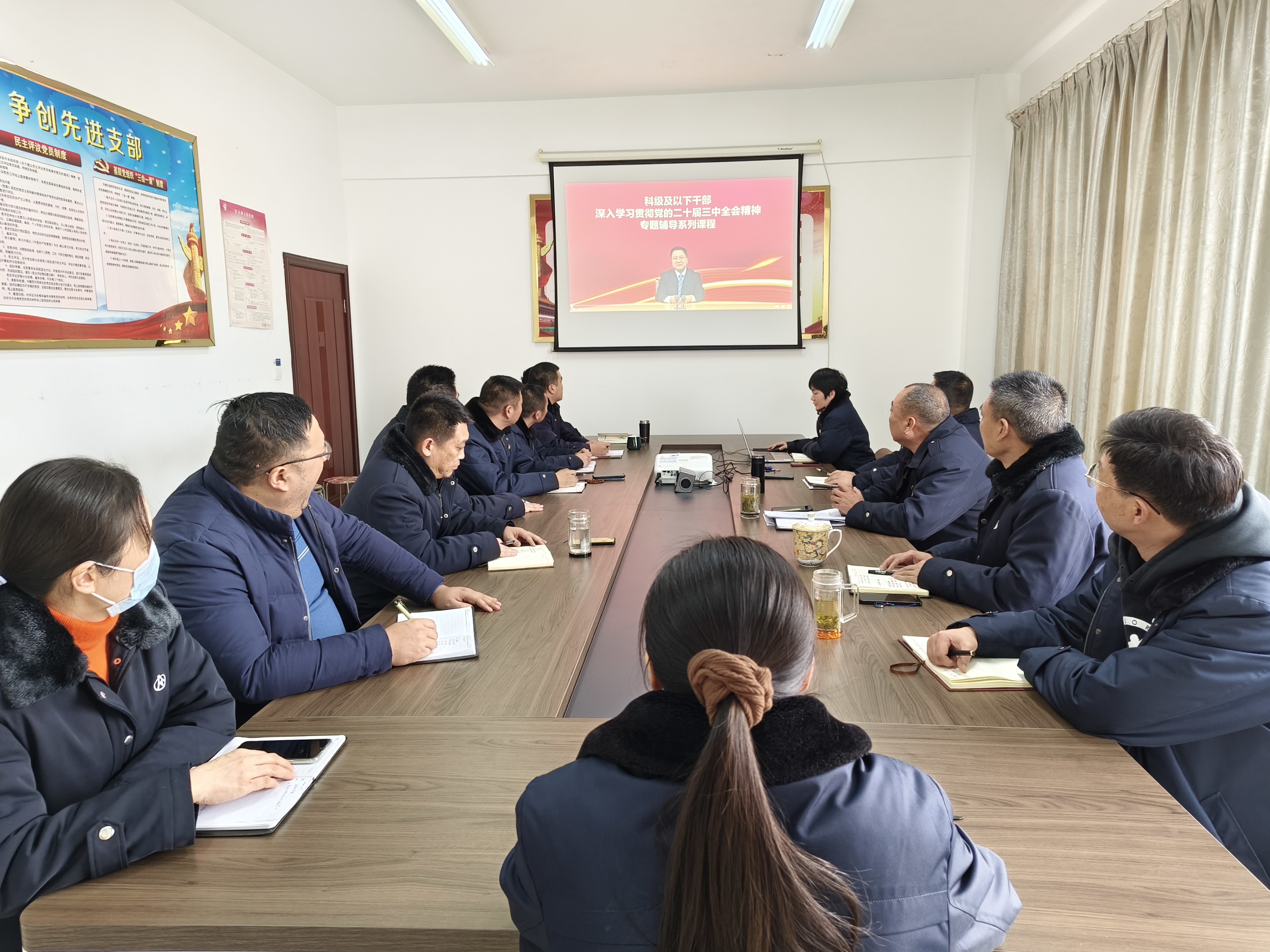 公交集團公交事業(yè)二部組織全體黨員干部學習《加強黨對進一步全面深化改革的領導》