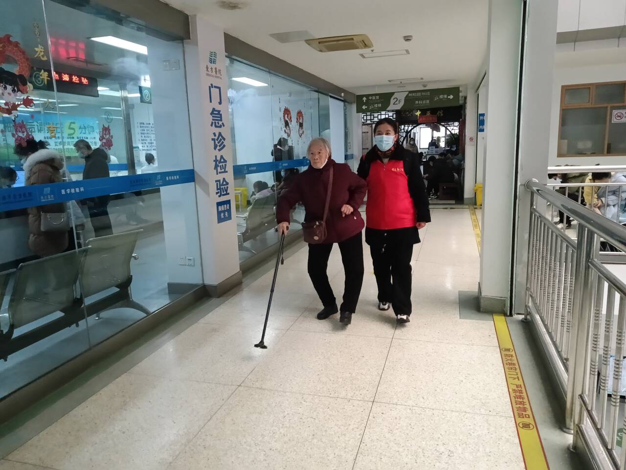 助老暖人心，錦旗表感謝--公交集團B3線志愿服務獲肯定