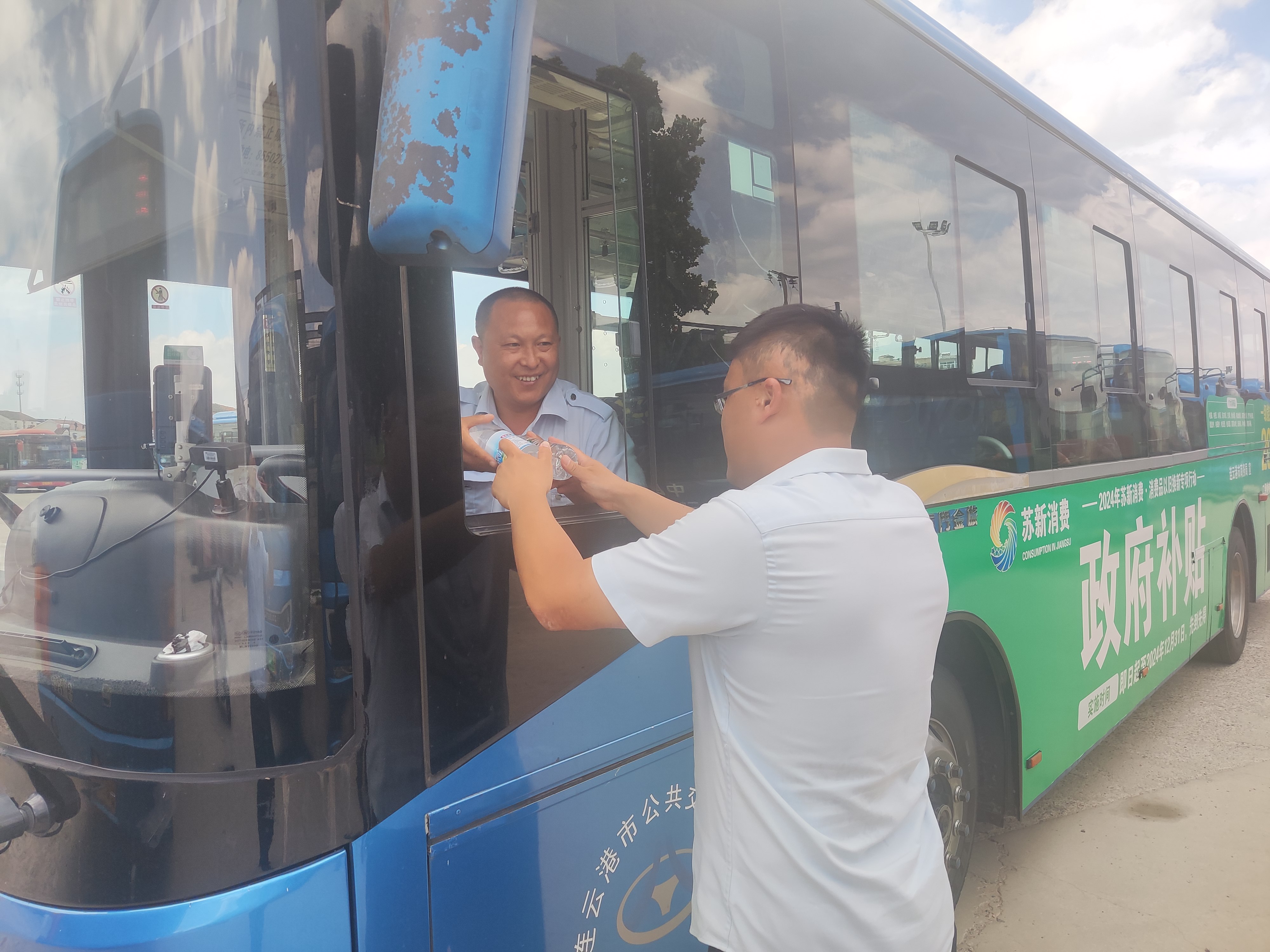 【夏季安康“三送”之“送清涼”】 海通持續(xù)開展送清涼活動