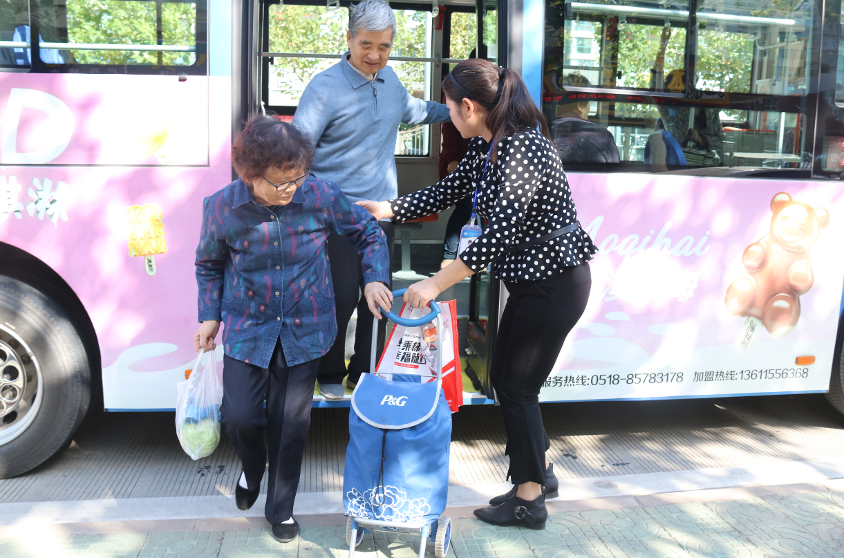 公交集團基層單位開展重陽節敬老愛老志愿服務活動