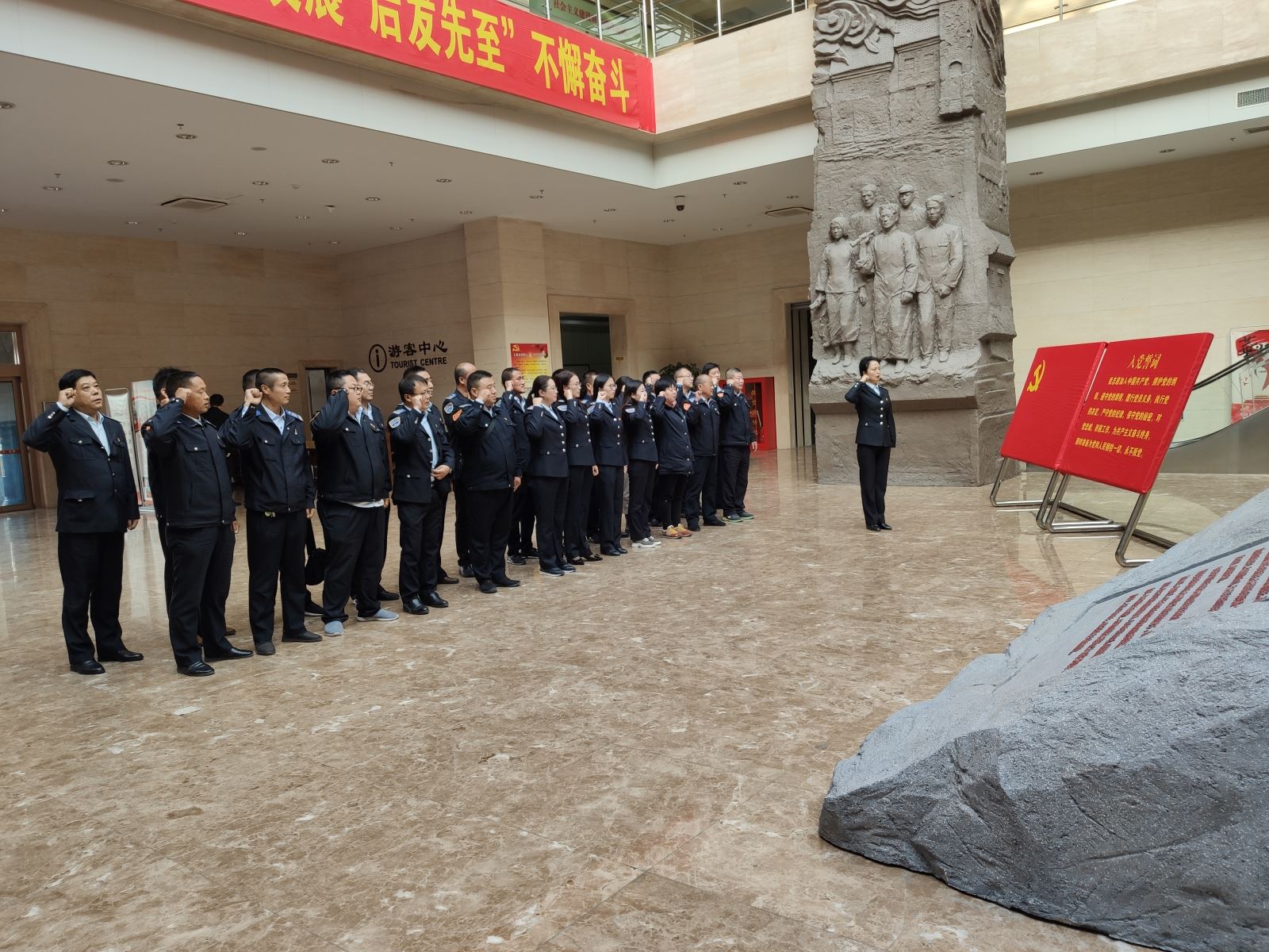 公交集團公交事業(yè)一部組織參觀“共產(chǎn)黨人的初心與使命”檔案文獻展