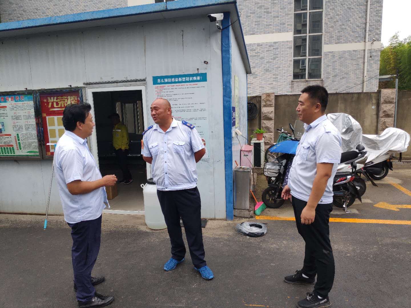 公交集團公交事業一部雨天創文不放松 加強創文現場交代