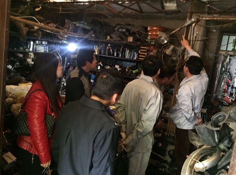 公交維修公司黨員干部協(xié)助社區(qū)開(kāi)展街道“安檢、違章”治理活動(dòng)