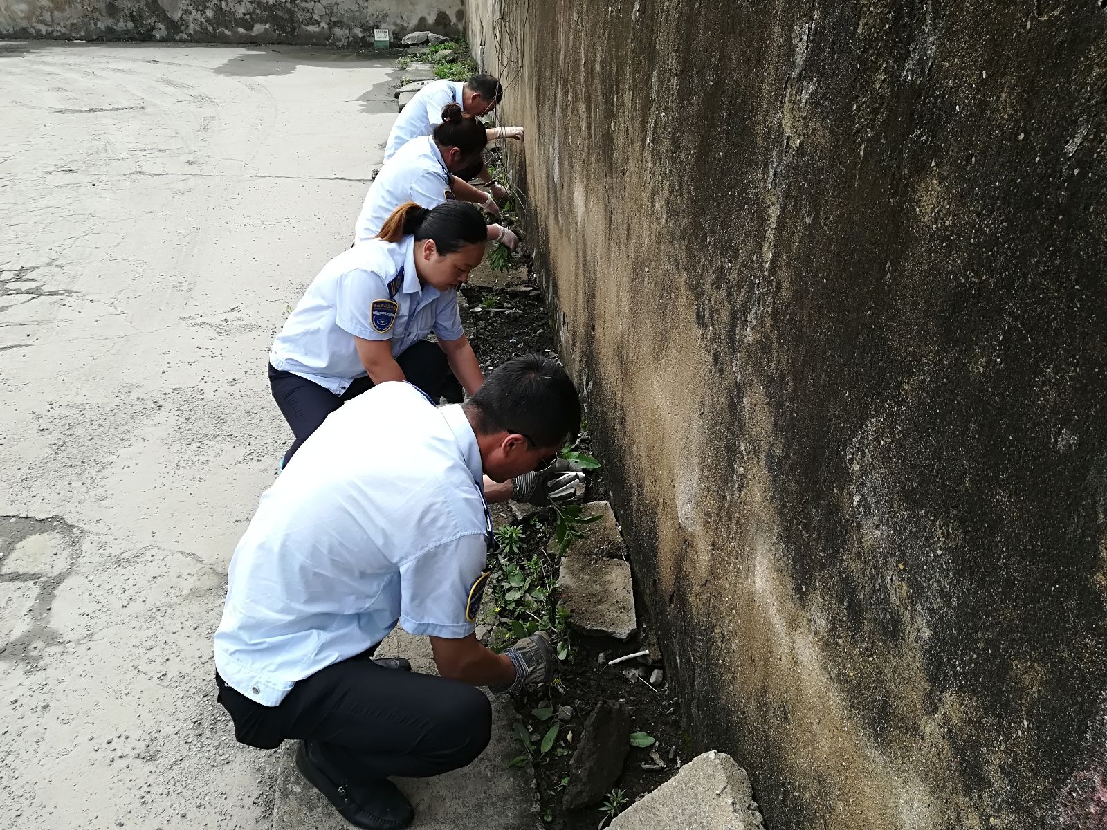 公交集團(tuán)海通公交公司做好站場(chǎng)衛(wèi)生 為創(chuàng)文工作助力