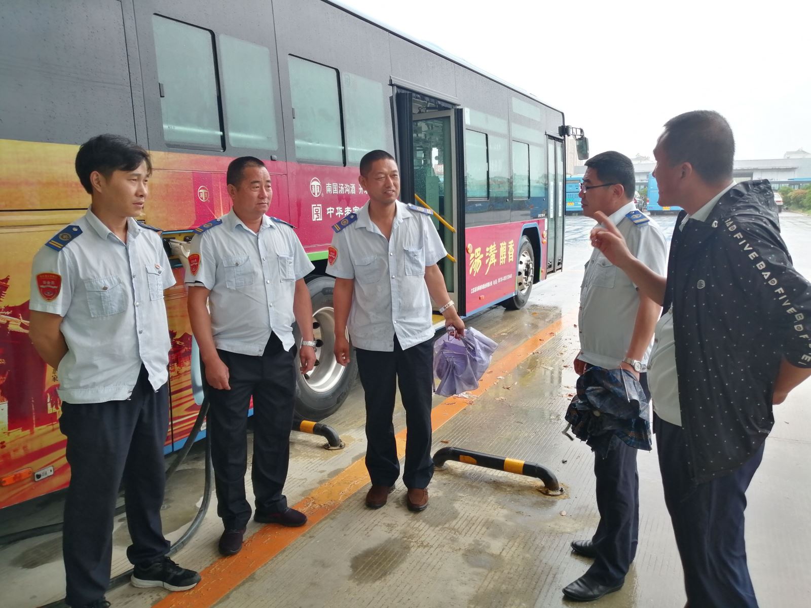 公交集團公交事業一部啟動應急預案應對暴雨天氣