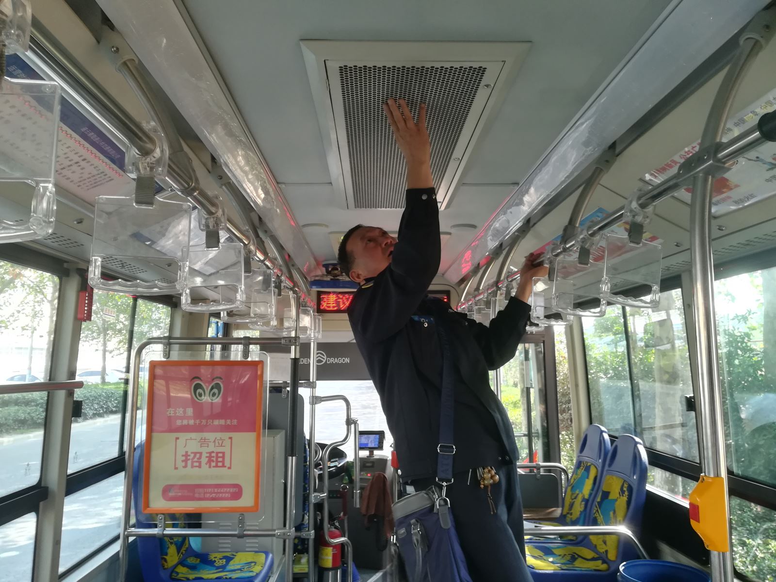 公交集團(tuán)海通公交公司開展“安全上路”專項(xiàng)檢查確保城市公交優(yōu)質(zhì)平安