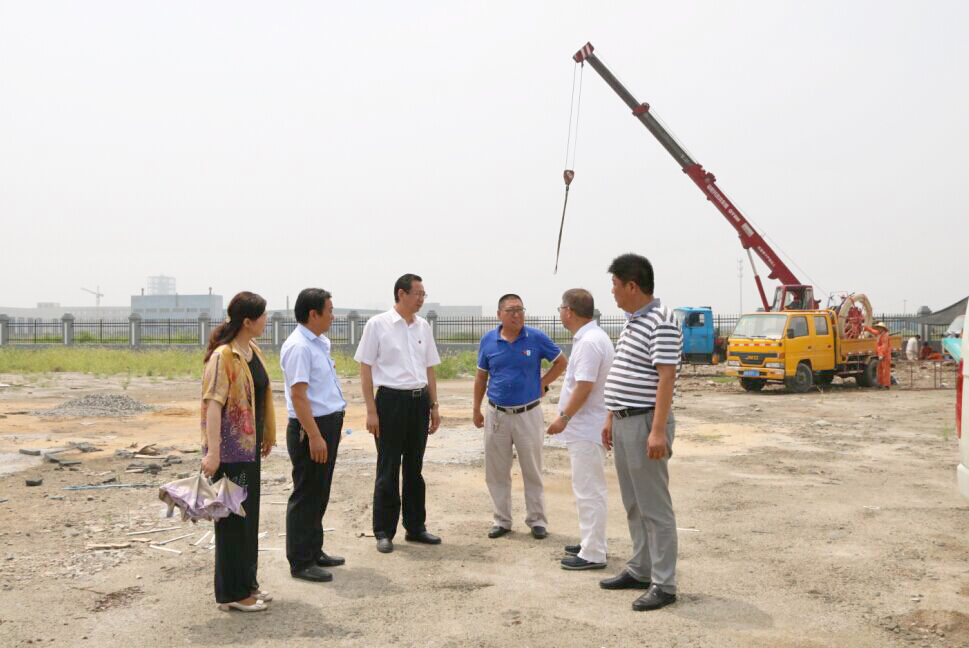 海通公交公司領(lǐng)導(dǎo)班子高溫天氣實(shí)地查看場站建設(shè)