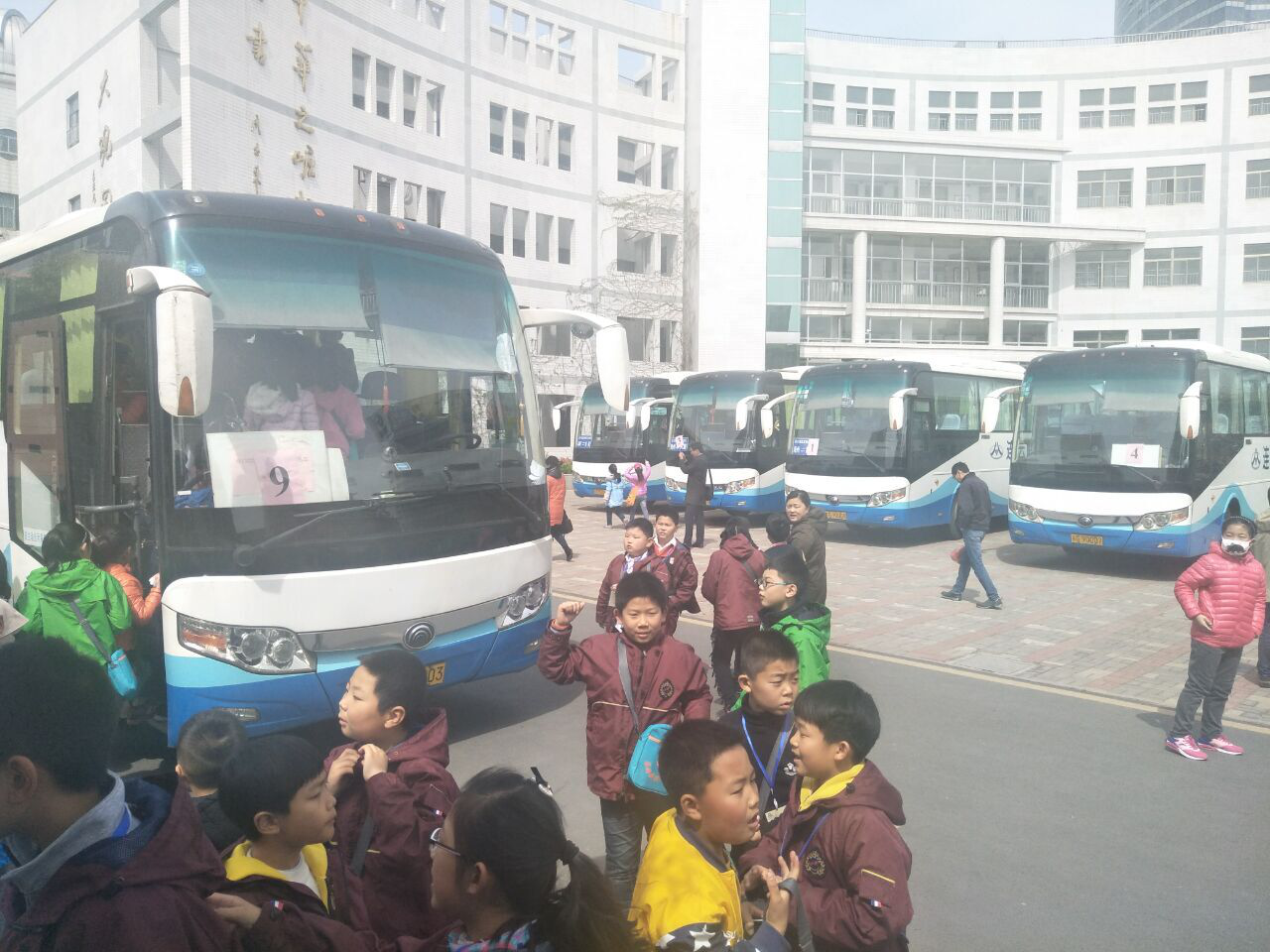 公交佳連公司為中小學師生保駕護航