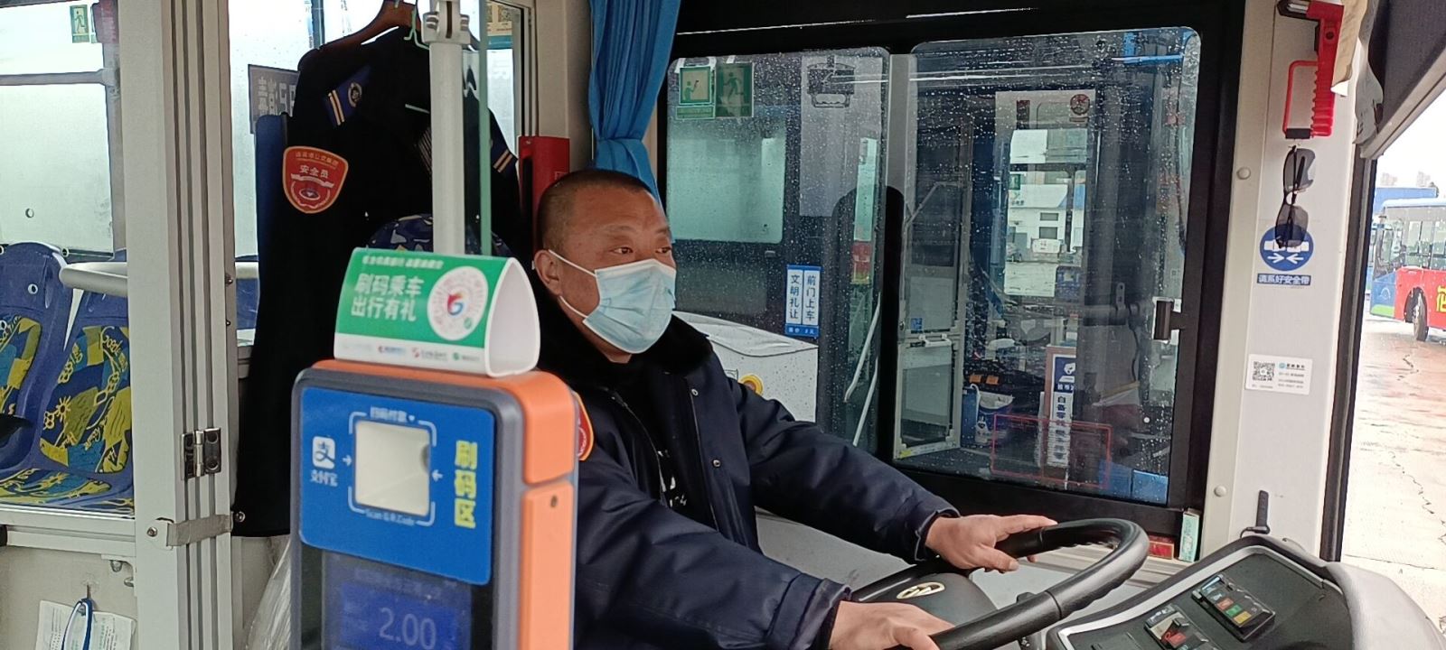 公交集團公交事業一部22路駕駛員陳長青拾金不昧暖人心