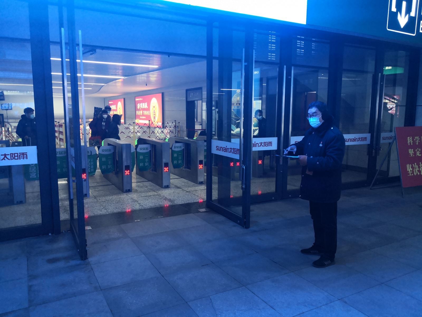 公交集團(tuán)公交事業(yè)一部對(duì)高鐵夜間客流情況進(jìn)行調(diào)研