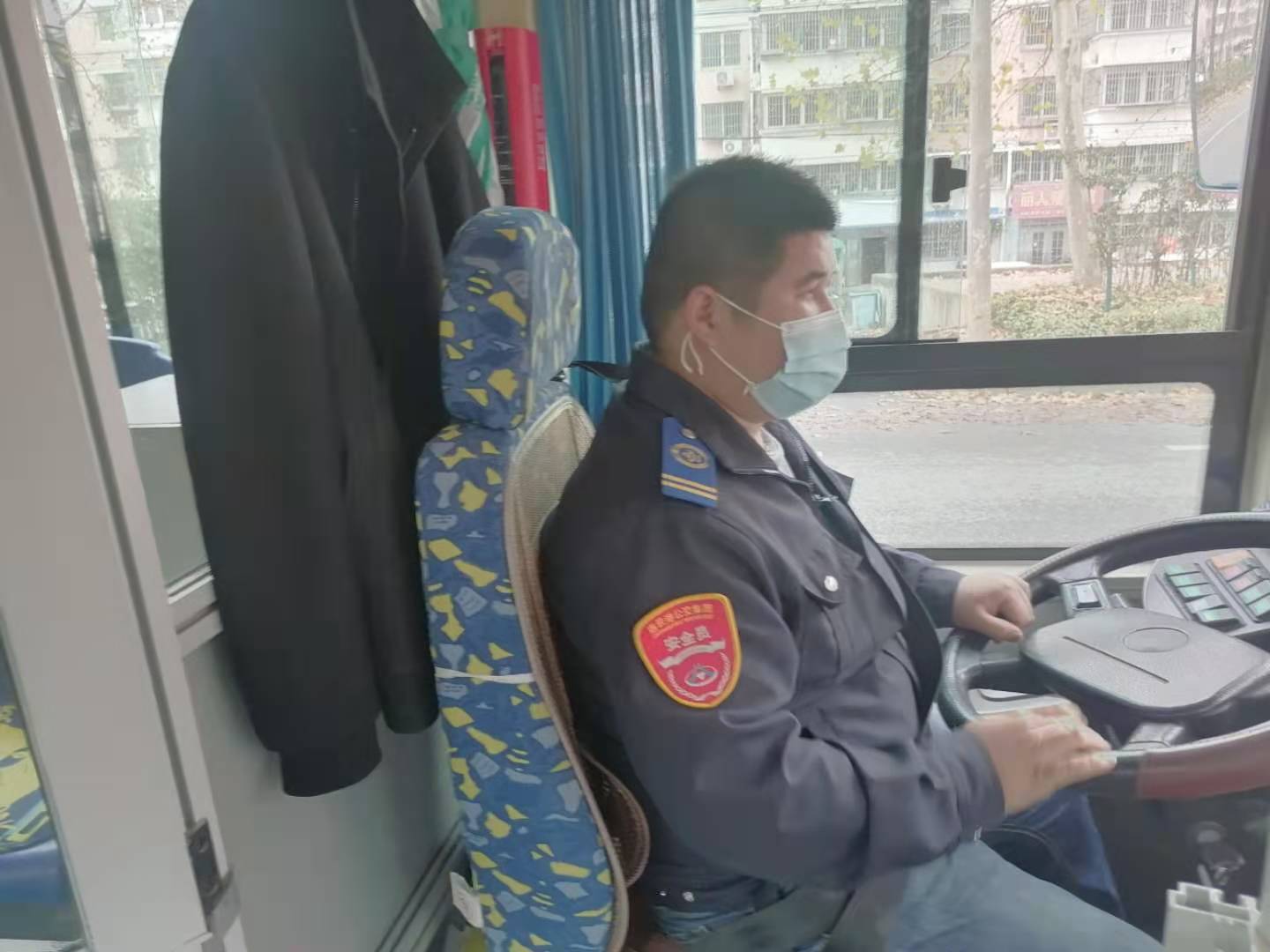 公交集團公交事業一部 27路駕駛員韋鵬余拾金不昧受表揚