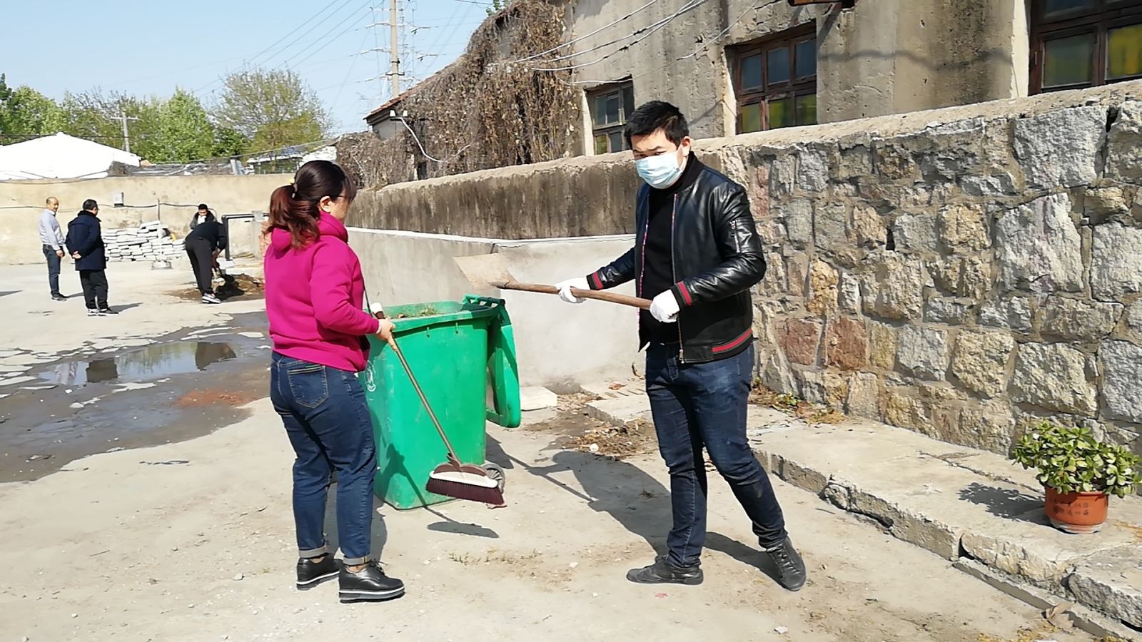 公交集團(tuán)公交事業(yè)一部助力創(chuàng)文工作 清理西門公交場(chǎng)站雜草