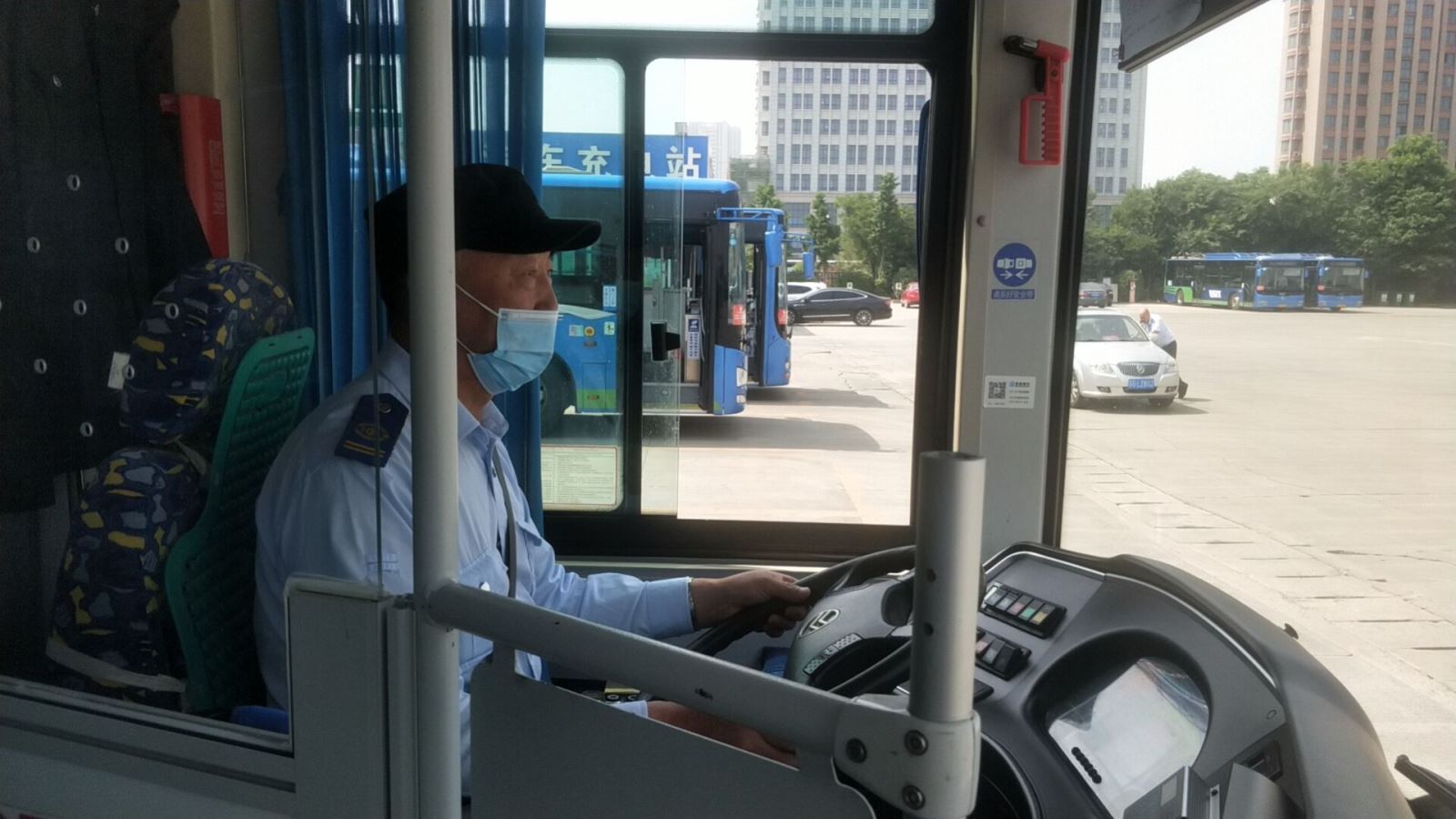 公交集團公交事業一部22路駕駛員祝運平拾金不昧受贊揚