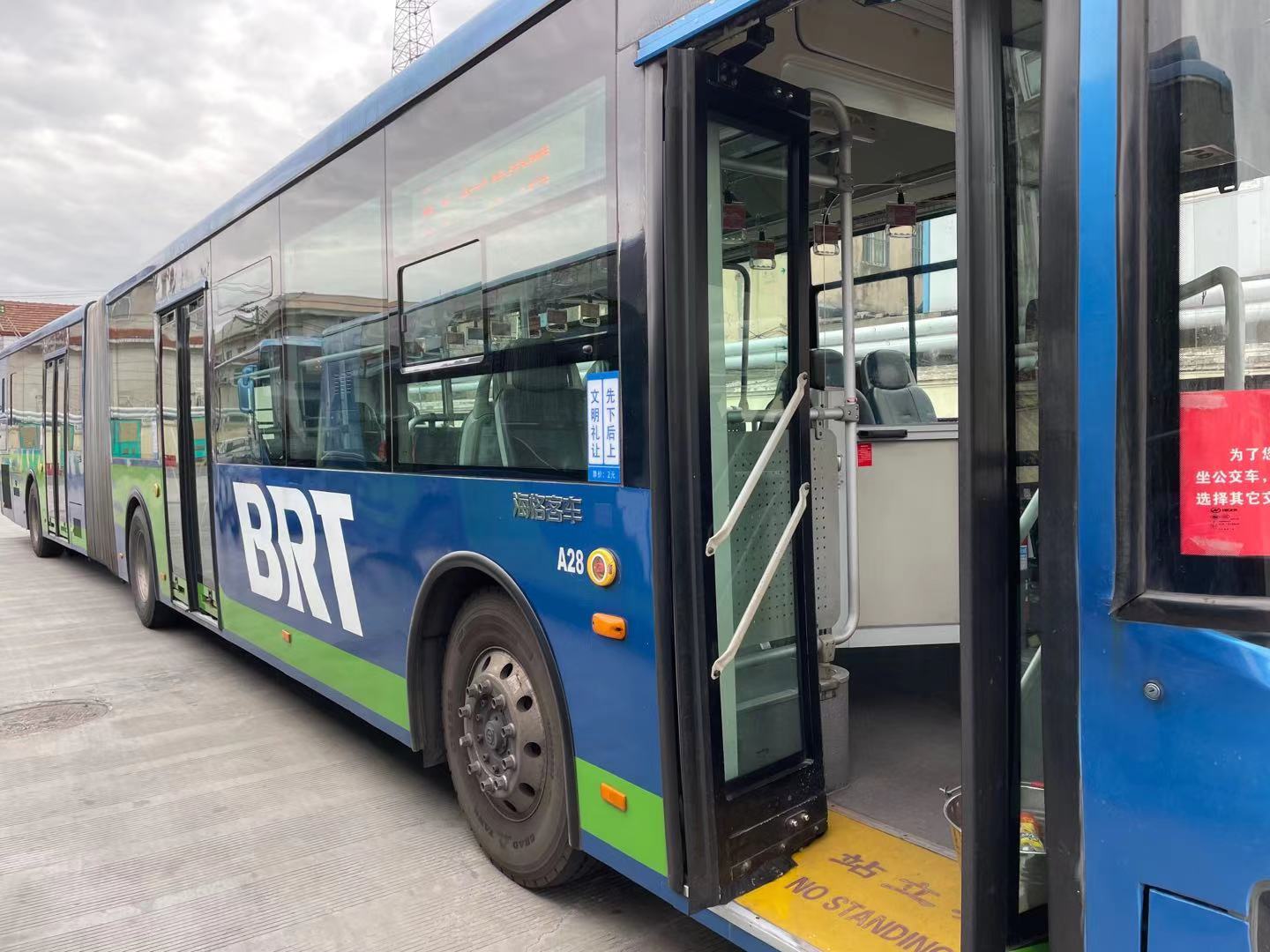 快速公交事業(yè)部認(rèn)真做好營(yíng)運(yùn)證年審工作