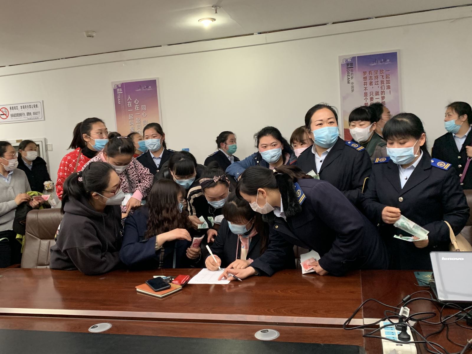 攜手戰(zhàn)病魔，大愛(ài)暖人心——快速公交事業(yè)部為站務(wù)員熊炳茹幼子捐款