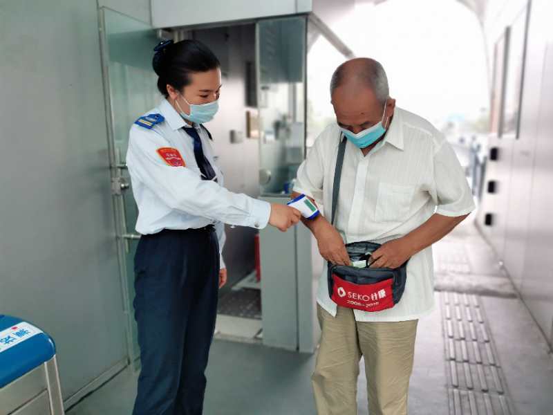 快速公交站務員幫助乘客找到手機