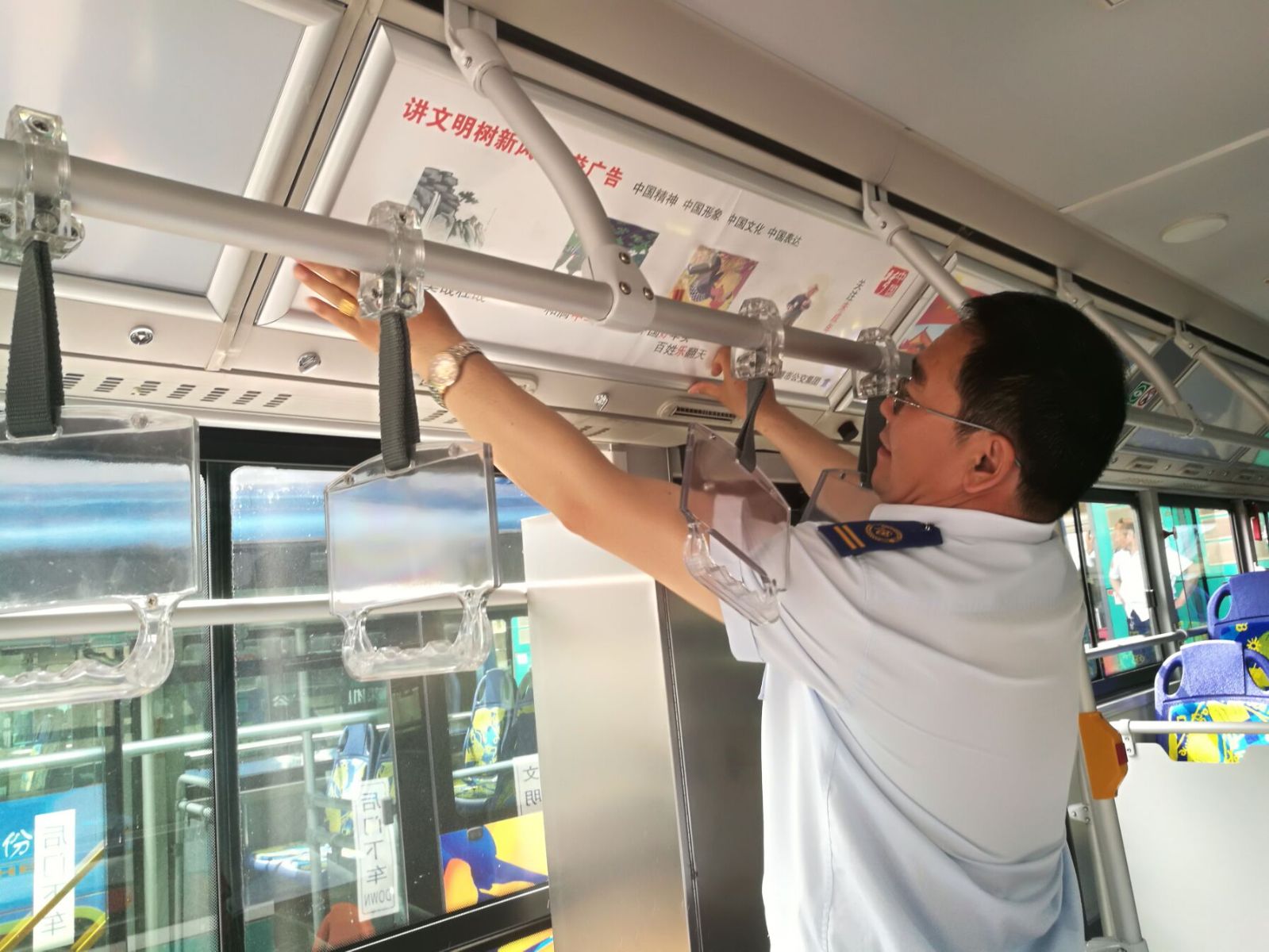 公交集團(tuán)海通公交公司更換車廂宣傳標(biāo)語 營(yíng)造創(chuàng)文氛圍