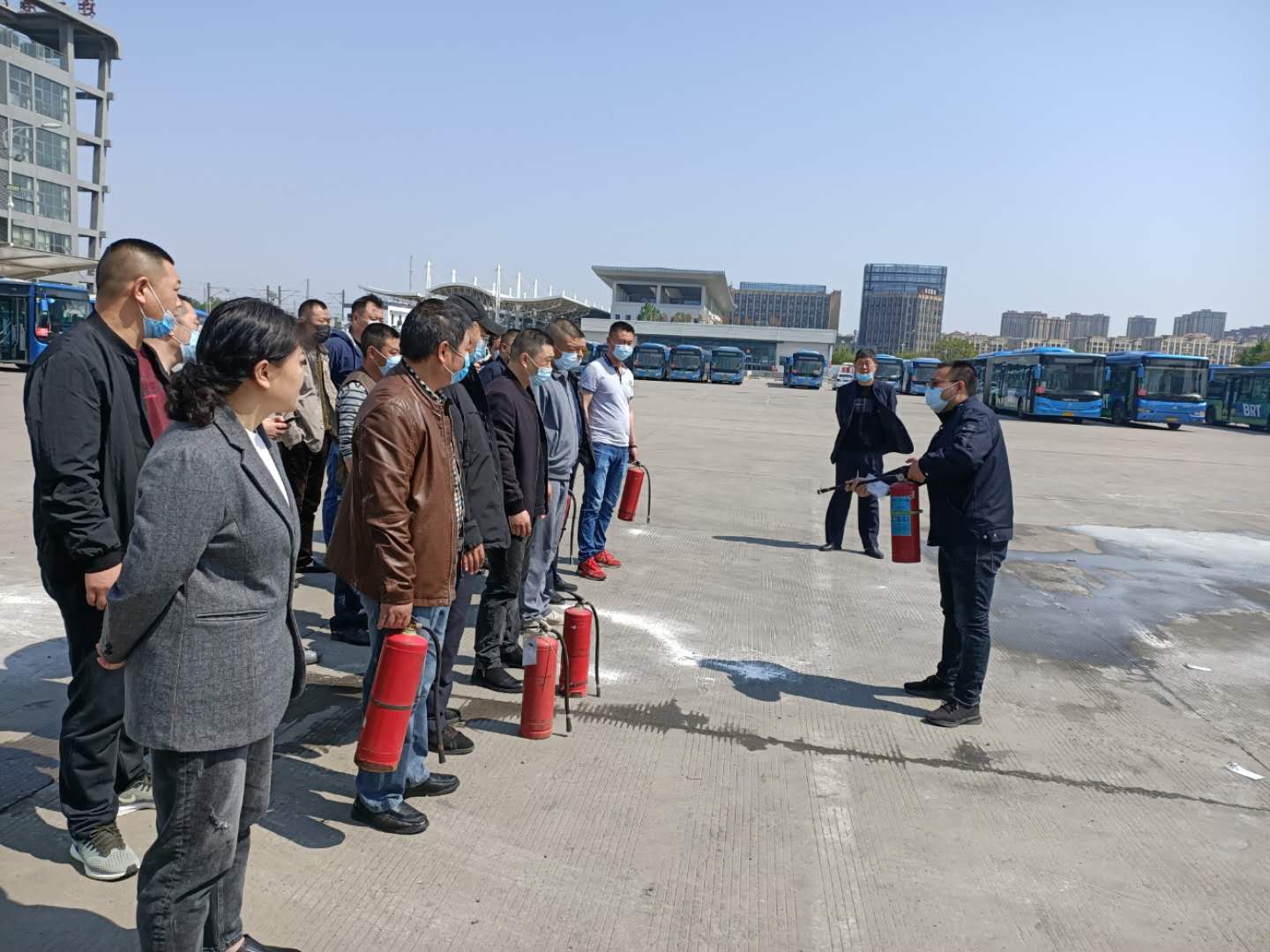 快速公交事業(yè)部東城分公司開(kāi)展駕駛員消防滅火實(shí)戰(zhàn)演練，全力保障乘客出行安全