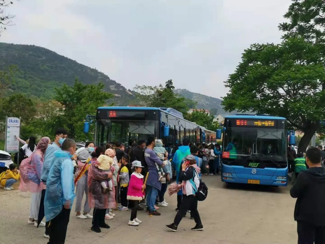 公交集團(tuán)快速公交事業(yè)部加大運(yùn)力投放，保障市民出行