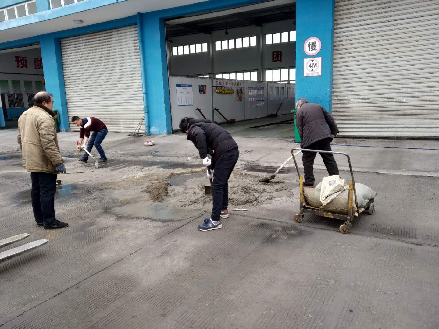 公交集團(tuán)機(jī)務(wù)事業(yè)部大浦分廠開展車間地坪修整作業(yè)