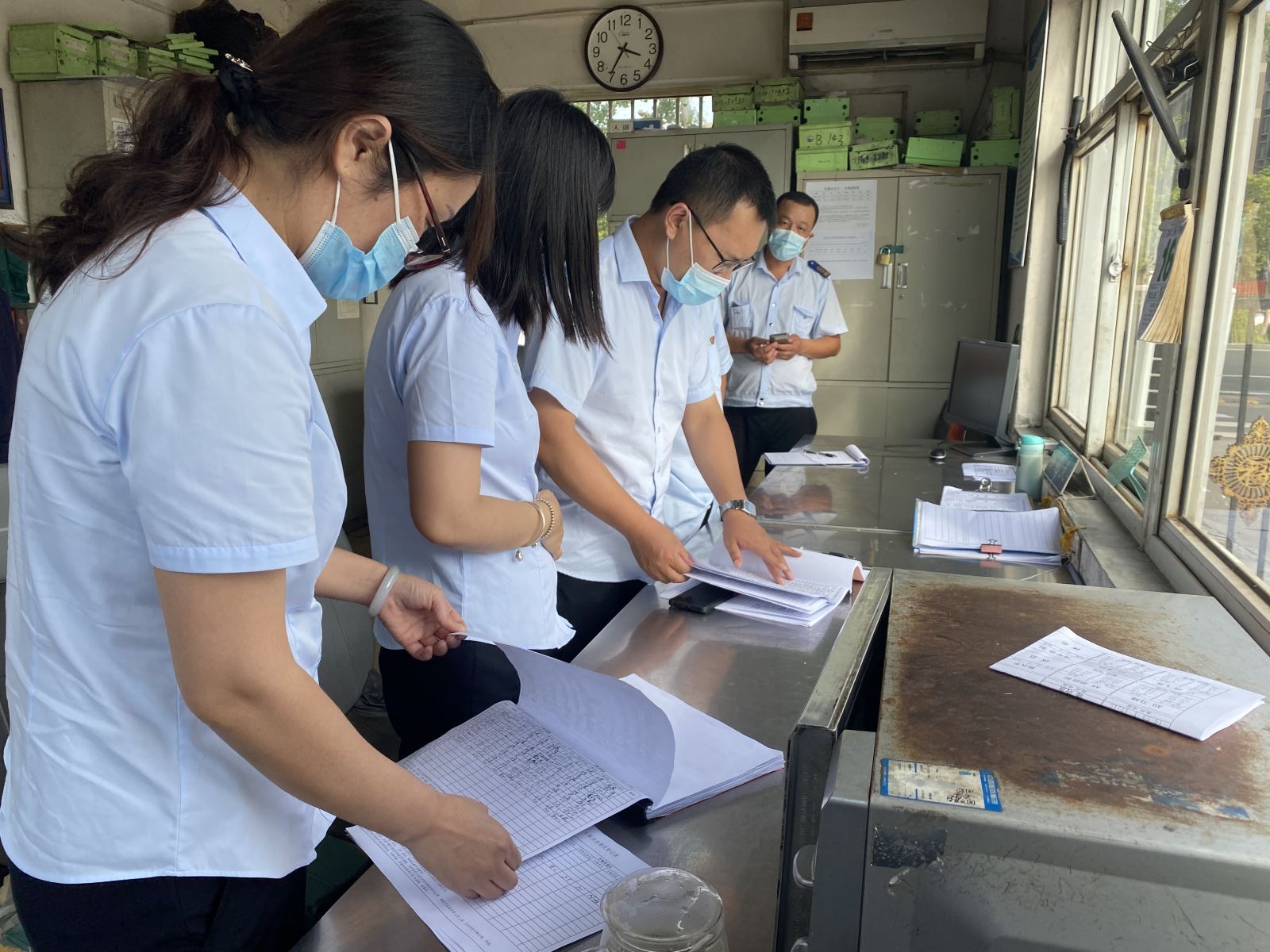 公交集團堅持疫情防控、迎接創(chuàng)文復(fù)審工作兩手抓、雙促進