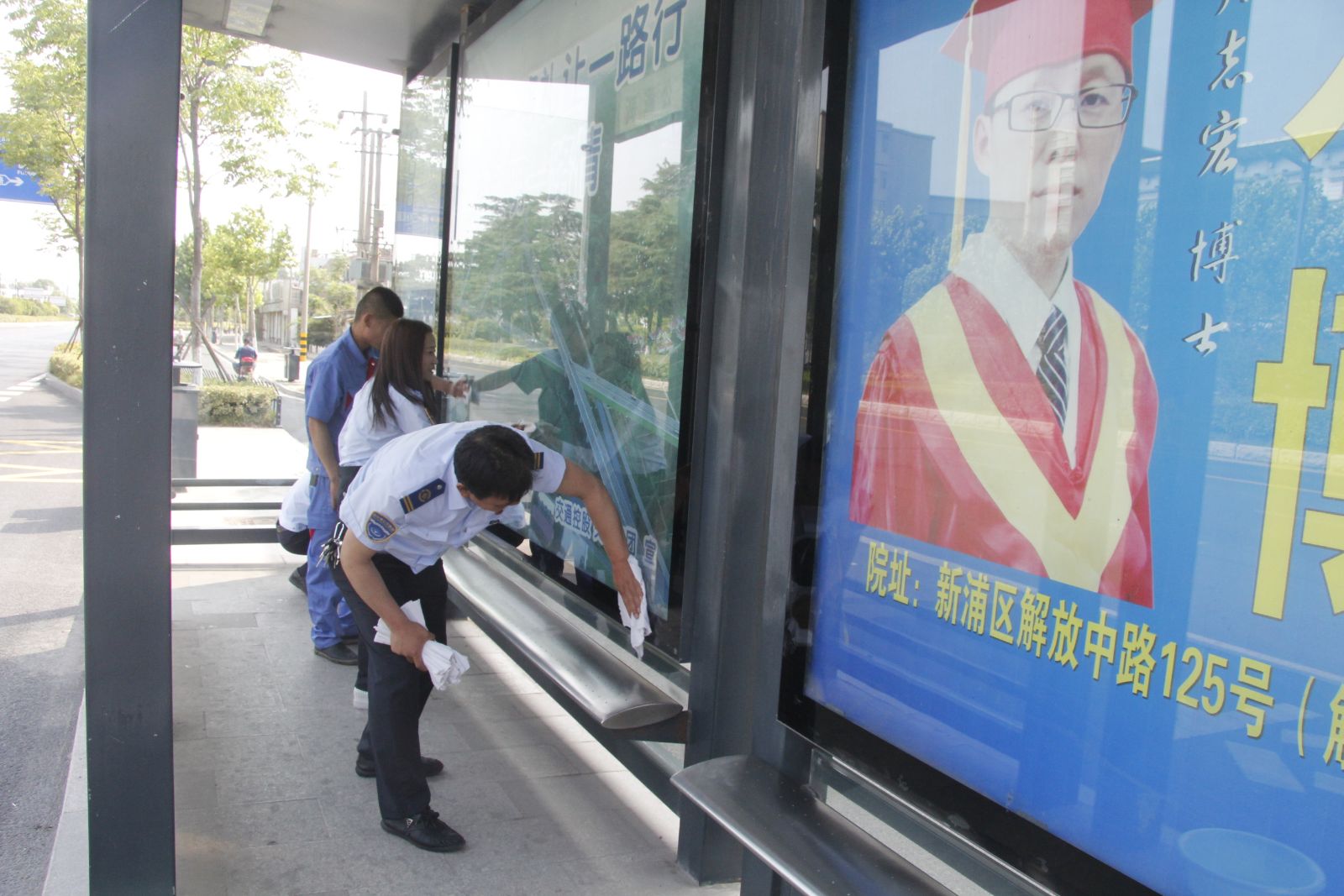 公交維修公司組織擦洗公交站臺(tái)為“創(chuàng)文”出一份力