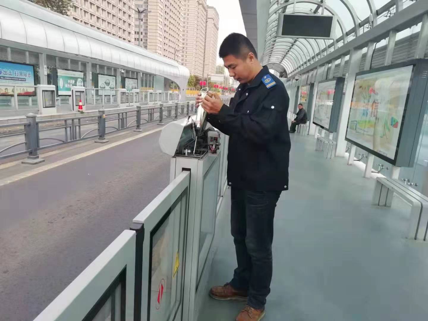 公交集團(tuán)快速公交事業(yè)部開展站臺(tái)安全門保養(yǎng)工作