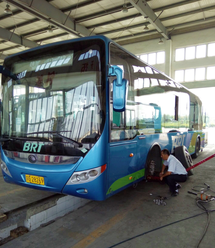 公交快速公司開展天然氣車輛二級維護(hù)工作