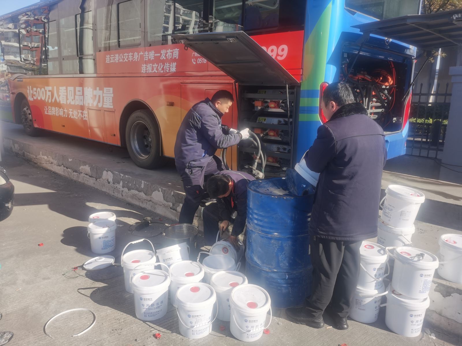 公交集團(tuán)公交事業(yè)二部開(kāi)展車(chē)輛過(guò)冬準(zhǔn)備工作