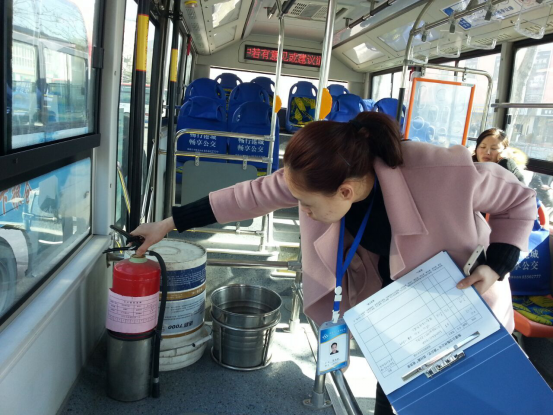 公交海州公司開展“乘公交 找問題”活動