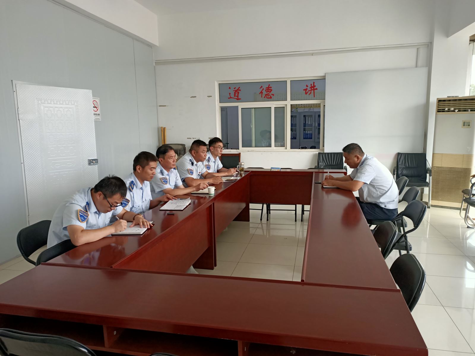 公交集團(tuán)經(jīng)營(yíng)發(fā)展事業(yè)部召開(kāi)生產(chǎn)運(yùn)營(yíng)會(huì)