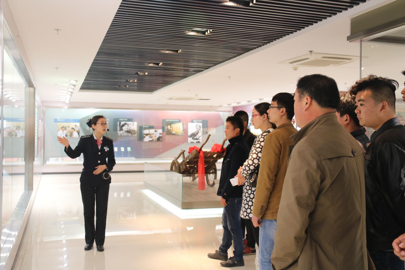 公交大浦廠、維修公司組織干部職工參觀“雷鋒車”事跡陳列館