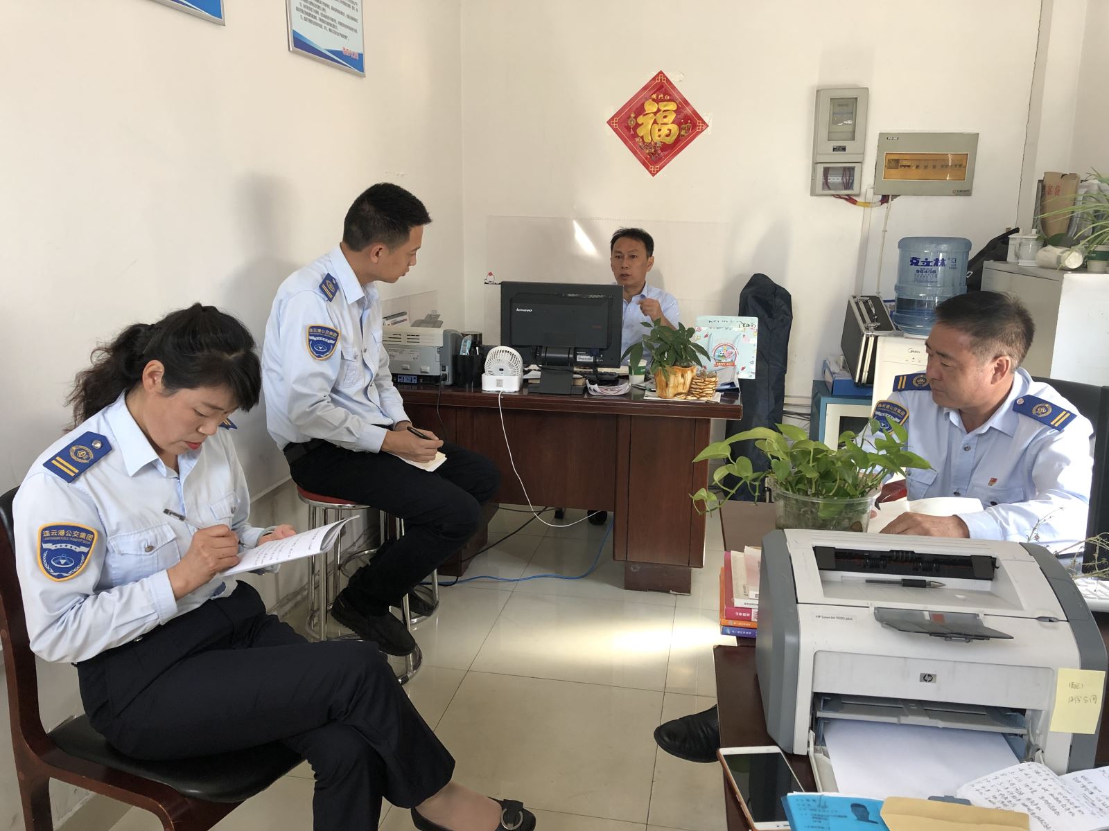 公交集團快速公交事業部、公交事業二部、經營發展事業部、機務技術事業部召開“國慶”長假安全生產專題會