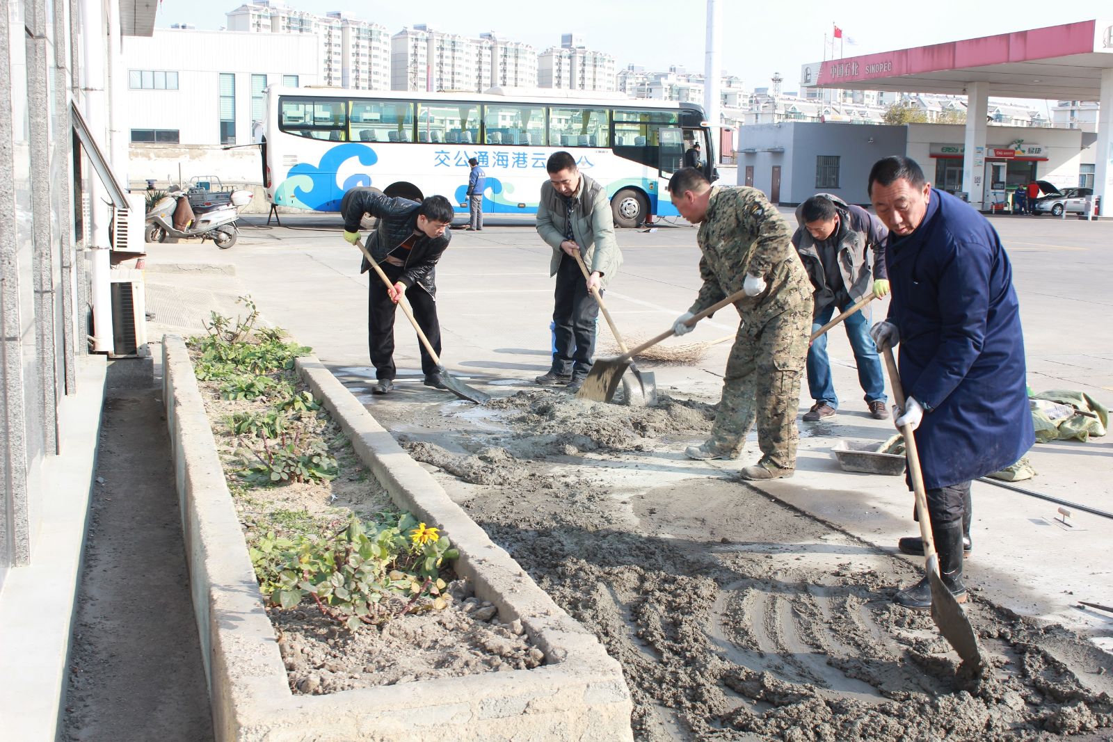 公交東部公司開展場站地面修繕工作