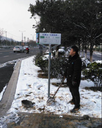 海通公交公司對市區(qū)公交站牌進行全面排查整頓