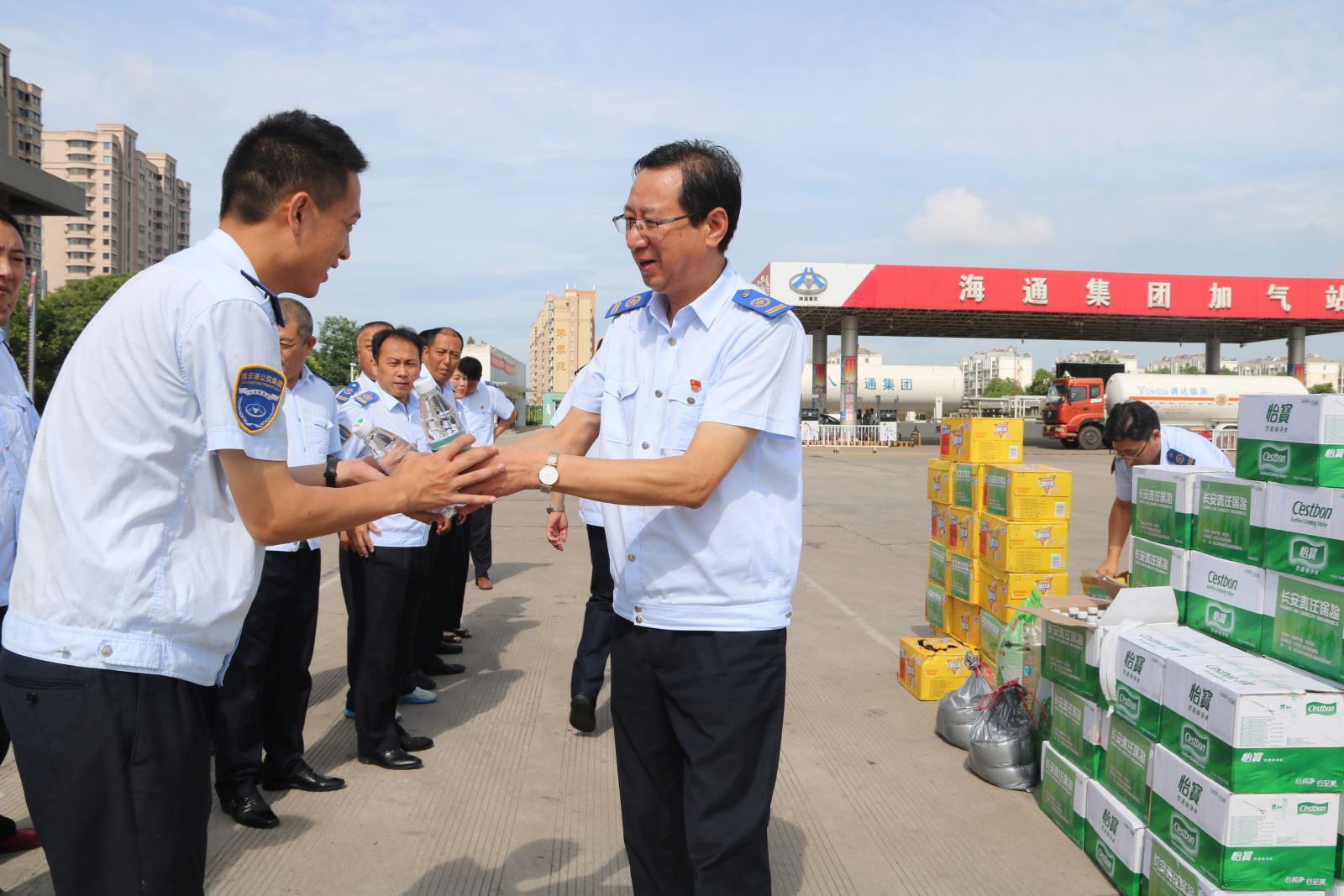 致敬高溫下的公交人（一）：太陽很烈，你們很美！