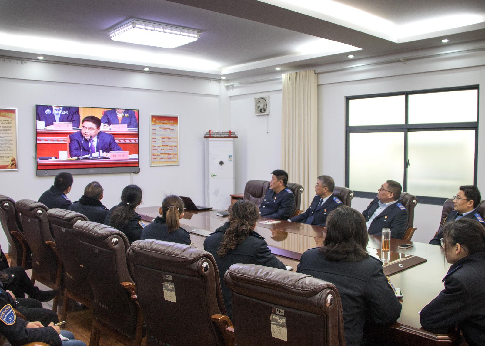 公交集團(tuán)組織員工收看全市“高質(zhì)發(fā)展、后發(fā)先至”動員大會